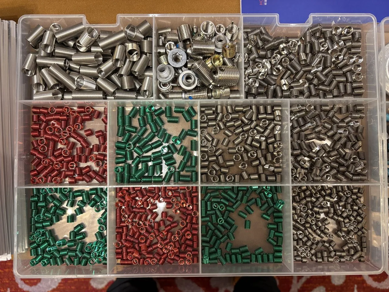 Ausstellung von Verbindungselementen